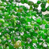 سنگ گارنت سرخ و سبز|جواهرات|قم, امامزاده ابراهیم|دیوار