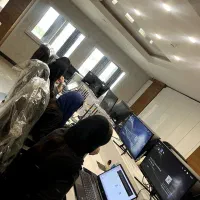 کارمند خانم فروش آنلاین بدون مشتری حضوری