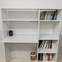 کتابخانه و میز مطالعه