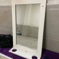 آینه با قاب سفید