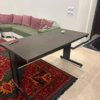 میز اداری و کامپیوتر