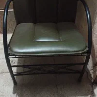 یک عدد صندلی فلزی قدیمی کاملا سالم و محکم