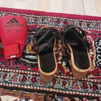 یه جفت صندل یه جفت دست کش بوکس بچگانه