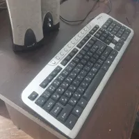 کیبورد و دوتا باند کوچک کامپیوتر