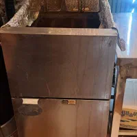 سرخ کن، گریل، کالباس بر، میز و صندلی