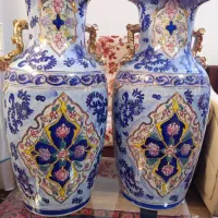 دو عدد گلدان بزرگ.