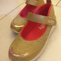 تعدادی کفش دخترانه