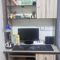 میز تحریر و کامپیوتر