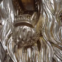 مجسمه سر شیر یک متر در یک‌متر طلایی