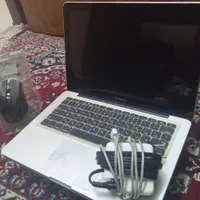 لپ تاپ mac book pro به همراه موس و شارژر