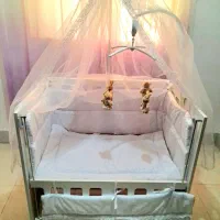 تخت نوزاد کنار مادر نو نو