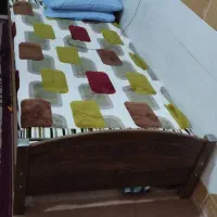 تخت 1نفره و کامپیوتر