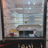 قفسه و دکوراسیون شیشه‌ای مغازه