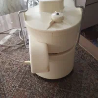 یک دستگاه آبمیوه گیری روسی خانگی.