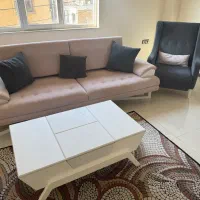 مبل در حد نو ۹ نفری با دو عدد جلو مبلی و تخت فلزی