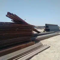 انبار دار و کارگر آهن فروشی