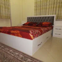 تخت خواب دو نفره (160×200)به همراه تشک وپا تختی