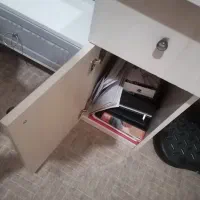 میز تحریر. صندلی و دراور و پاتختی