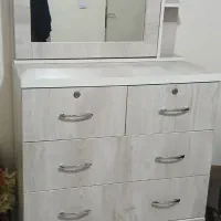 دراور به همراه ۴ کشو بزرگ و ۲ کشو کوچک،شیشه سالم