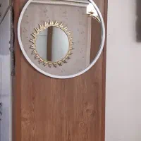 آینه با قاب سفید دور باریک