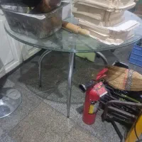 میز وتعدادی لوازم