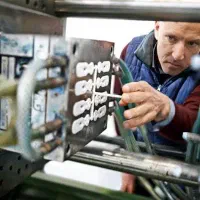 نیروخانم وآقاساده و ماهرکارگر.اپراتورتزریق پلاستیک