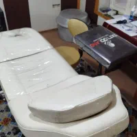 تخت سه تکه و صندلی و دستگاه و لوازم تتو