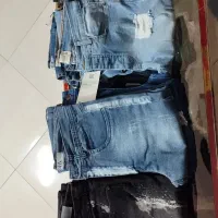 تعدادی شلوار پارچه ای و جین