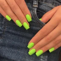 دستیار ناخنکار و به یک دستیار رنگ