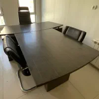 میز کنفرانس به همراه ۳صندلی چرمی و ۱ صندلی چرخدار
