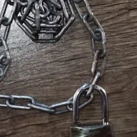 قفل و زنجیر با سه کلید