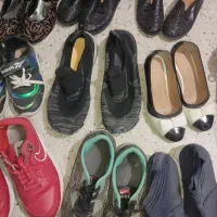 تعدادی کفش زنانه.بچگانه.مردانه|کیف، کفش، کمربند|میمه, |دیوار
