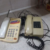 دو دستگاه تلفن رو میزی که یکی بی سیمی است