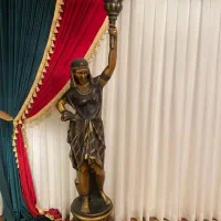 تعدادی مجسمه و ساعت شمعدان