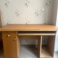 میز تحریر و کامپیوتر