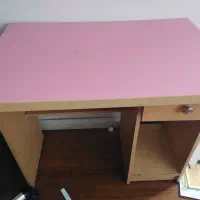 دو میز کامپیوتر یکی تمام چوبی و یکی سفید فلز وچوب