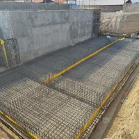 تعدادی آرماتوربند و قالب بند