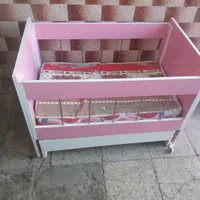 گهواره کودک  .  سالم و تمیز  .  به همراه تشک