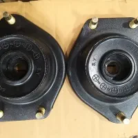 ۳نفر کارگرساده مرد بسته بندی لوازم یدکی