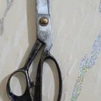 یک عدد قیچی خیاطی کاملا سالم