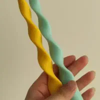 خانم جهت کار در کارگاه شمع (بیدستان)