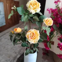 گل مصنوعی و گلدان های پلاستیکی