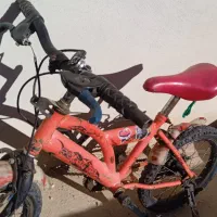 دوچرخه|دوچرخه، اسکیت، اسکوتر|میانه, |دیوار