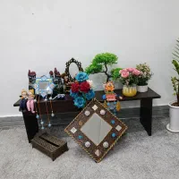 فروش تعدادی گلدان و مجسمه با سه عدد گل میز