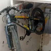 فرمونش کجه که بایه اچار هله لاستیکه جلو پنچره