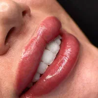 مدل برای شید لب و میکروبلیدینکگ