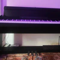 فروش یک دستگاه پیانو برند KORG