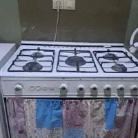 اجاق گاز فر دار سالم و شعله ها سالمه