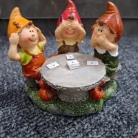 تعدادی مجسمه و دکوری