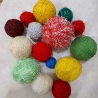 تعدادی نخ کاموا  رنگهای مختلف همه باهم 200 تومن